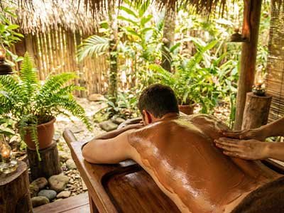 Un dos recouvert du cataplasme chaud