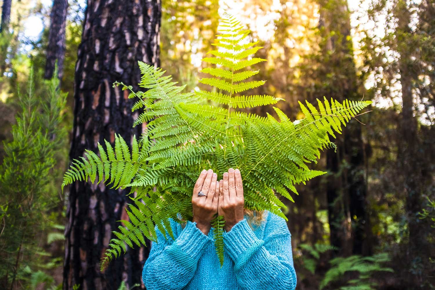 Une personne allongée sous un drap blanc, entourée de vapeur légère